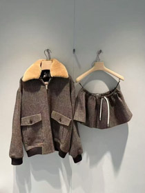 Miu Miu nowy garnitur wełnany w stylu vintage z haftowaną kurtką z lapelą-5366  